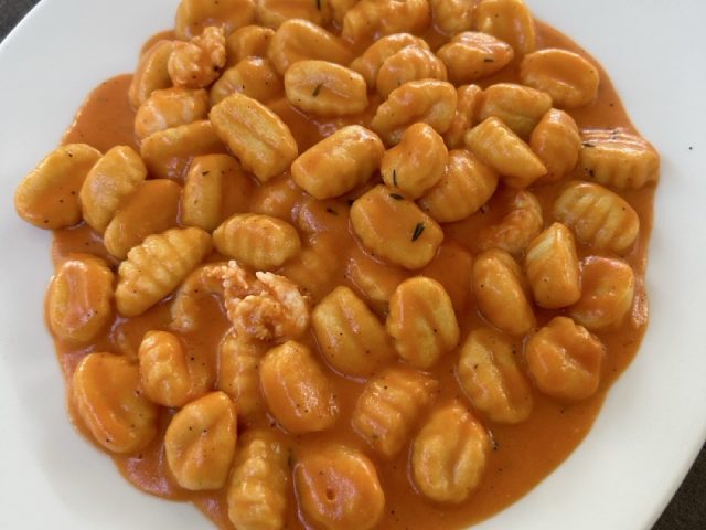 piatto di gnocchi di pesce